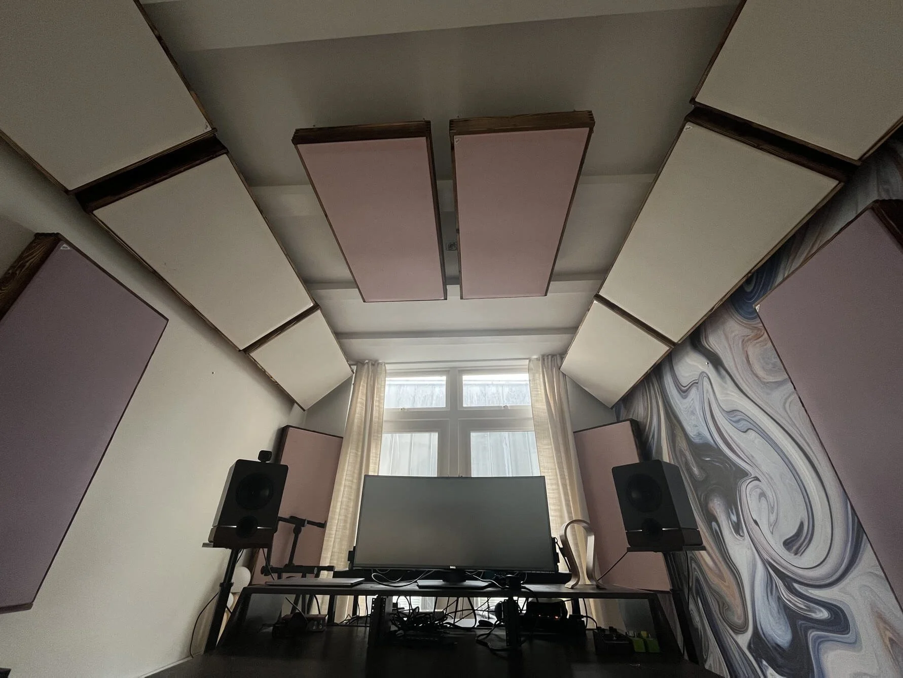 Classy absorber Woody Queen to improve the room acoustics